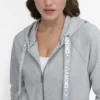 Zweifarbiger Kapuzenpullover mit Logo und Kordelzug Zweifarbiger Kapuzenpullover mit Logo und Kordelzug