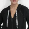 Zweifarbiger Kapuzenpullover mit Logo und Kordelzug Zweifarbiger Kapuzenpullover mit Logo und Kordelzug