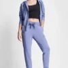 Zweifarbiger Kapuzenpullover mit Logo und Kordelzug Zweifarbiger Kapuzenpullover mit Logo und Kordelzug