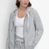 Zweifarbiger Kapuzenpullover mit Logo und Kordelzug Zweifarbiger Kapuzenpullover mit Logo und Kordelzug